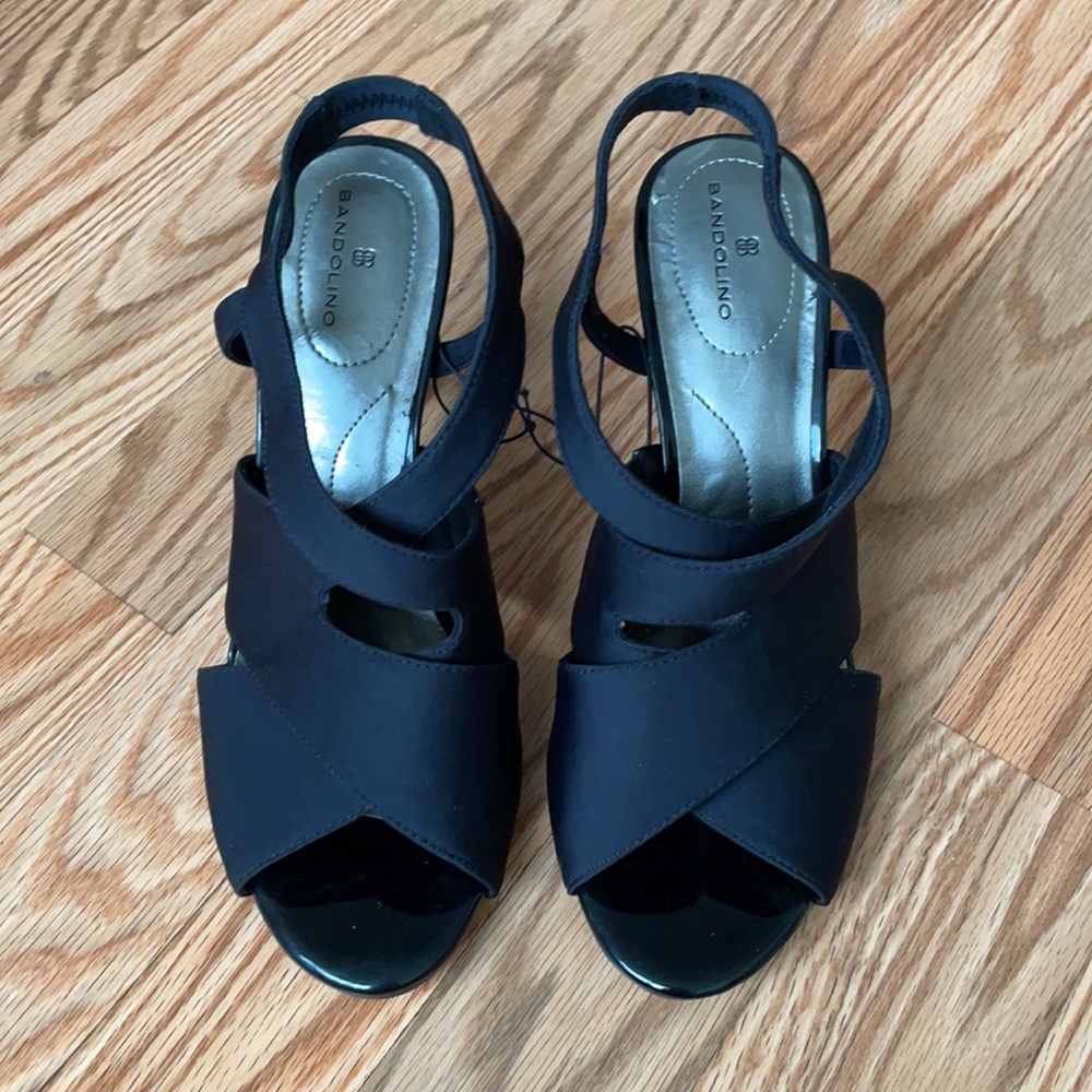 Black Pump with Elastic Straps
